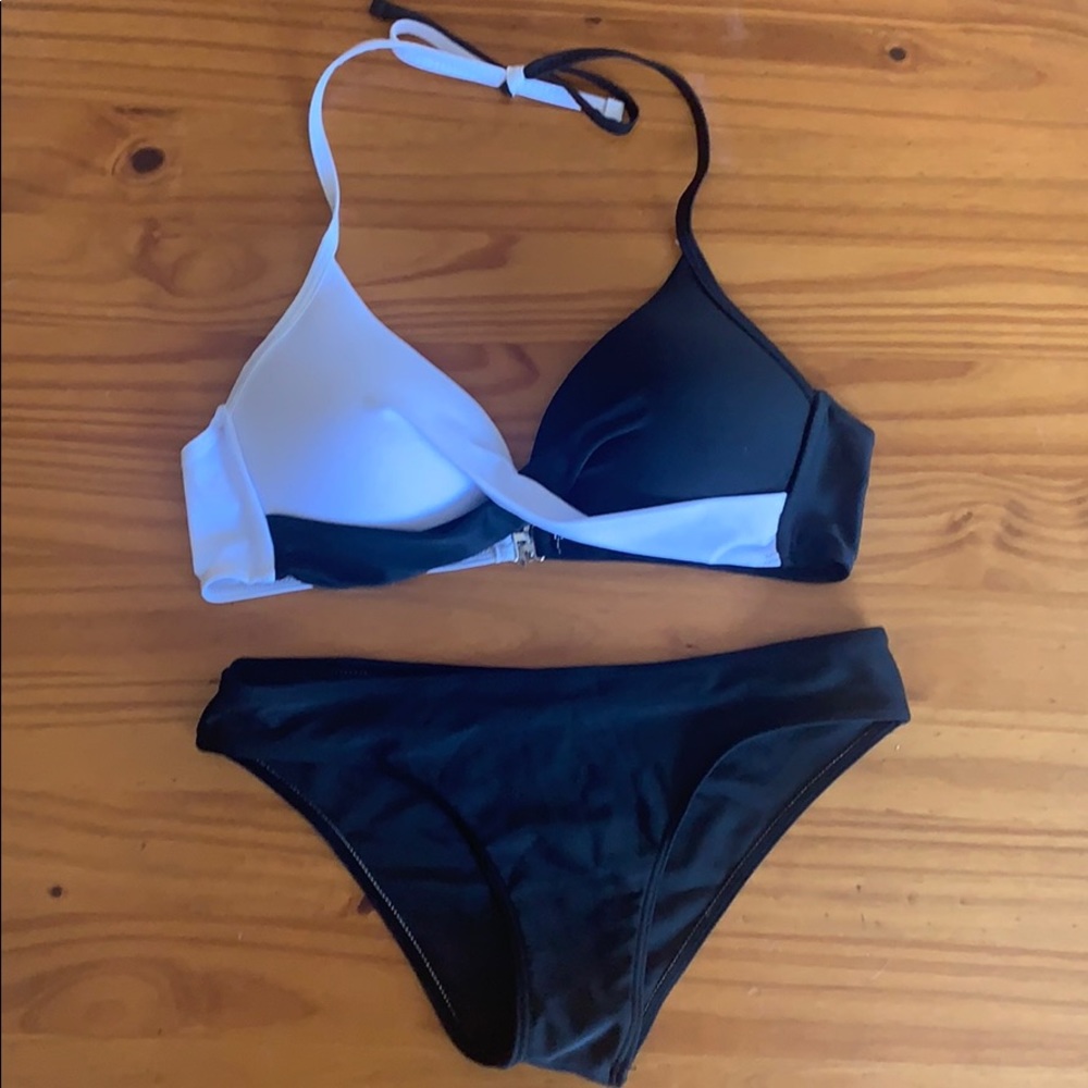 Black/White bikini suit